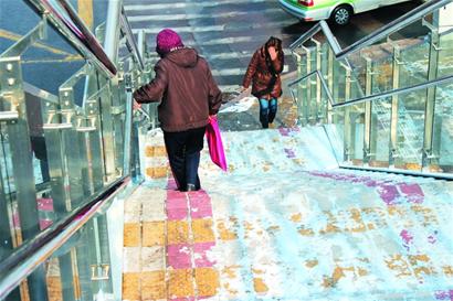 彩砖铺地过街天桥“滑”而不实 彩砖铺地过街天桥“滑”而不实