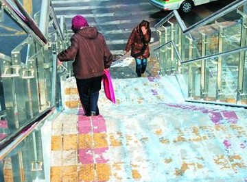 过街天桥铺彩砖 下雪天青岛市民频摔跤不敢走