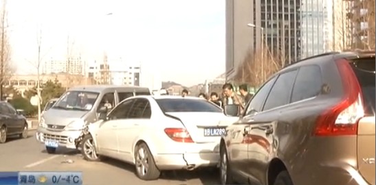 香港路三车相撞 奔驰成夹心饼干面目全非