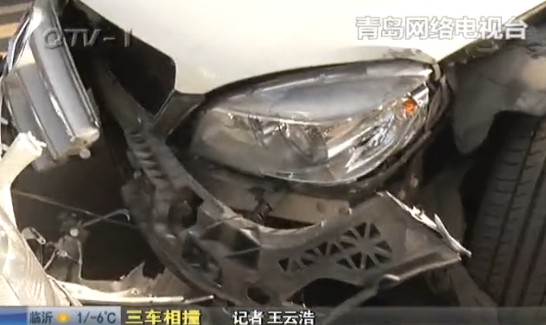 香港路三车相撞 奔驰成夹心饼干面目全非