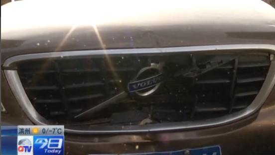 香港路三车相撞 奔驰成夹心饼干面目全非