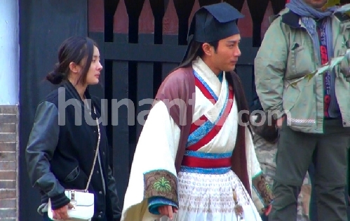 杨幂探班刘恺威 片场当众拥抱热吻羡煞众人