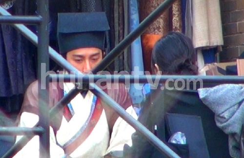 杨幂探班刘恺威 片场当众拥抱热吻羡煞众人