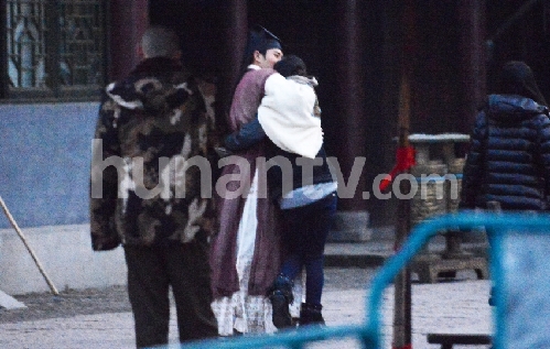 杨幂探班刘恺威 片场当众拥抱热吻羡煞众人