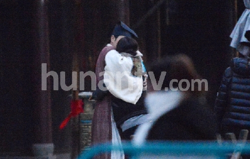 杨幂探班刘恺威 片场当众拥抱热吻羡煞众人