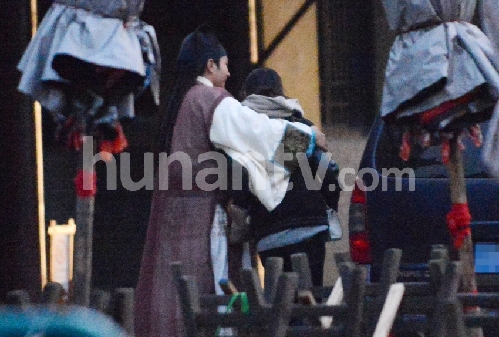 杨幂探班刘恺威 片场当众拥抱热吻羡煞众人