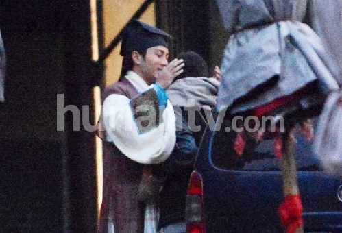 杨幂探班刘恺威 片场当众拥抱热吻羡煞众人