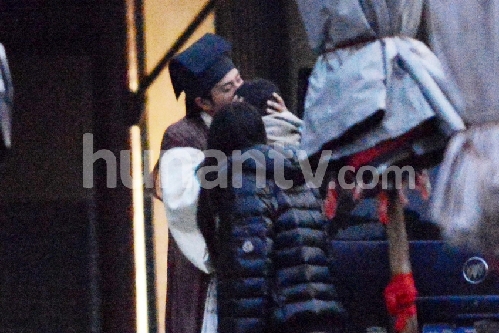 杨幂探班刘恺威 片场当众拥抱热吻羡煞众人