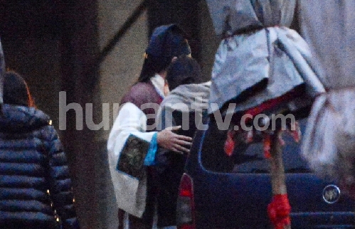 杨幂探班刘恺威 片场当众拥抱热吻羡煞众人