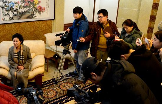 非诚勿扰美女嘉宾来青 化身爱情顾问考帅哥