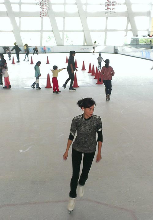 张柏芝独自练滑冰 鼓大胸惊吓旁人