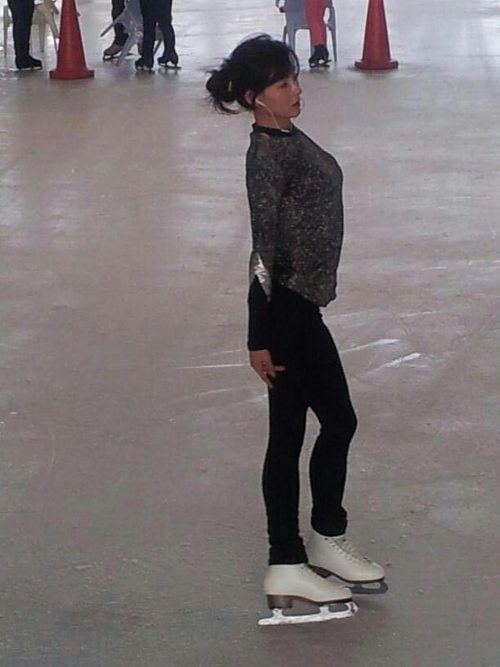 张柏芝独自练滑冰 鼓大胸惊吓旁人