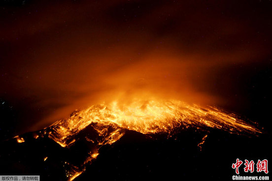 厄瓜多尔通古拉瓦火山剧烈喷发