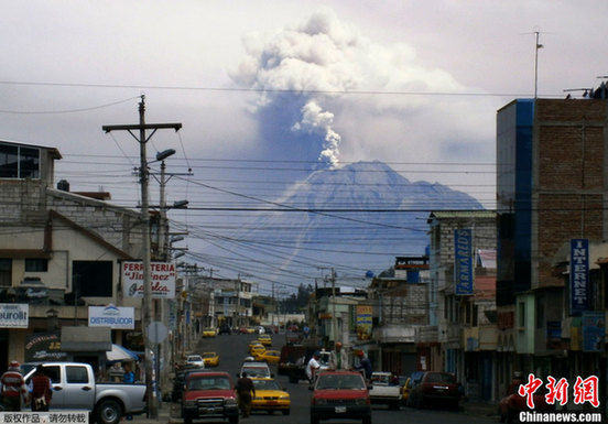 厄瓜多尔通古拉瓦火山剧烈喷发
