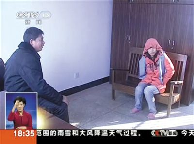 浙江兰溪，警方讯问“全能神”邪教组织人员。央视视频截图