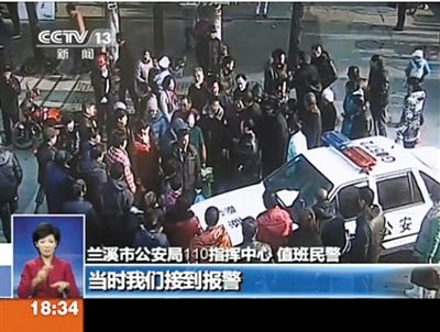浙江兰溪，警车遭到“全能神”教徒围堵。央视视频截图