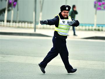 协警员薛海涛在山东路延吉路路口指挥交通的独特模式引来粉丝赞叹