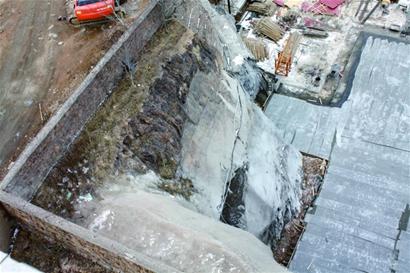 人造悬崖困住“恋家”小狗 人造悬崖困住“恋家”小狗