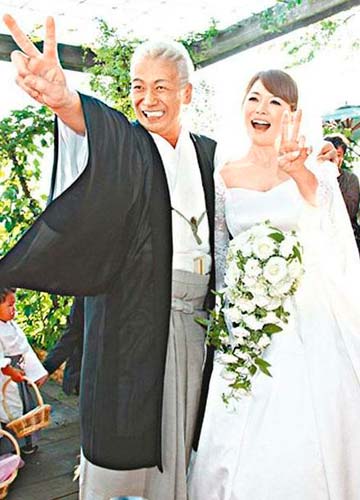 日本音乐教父拍妻子裸照注明专属娼妇