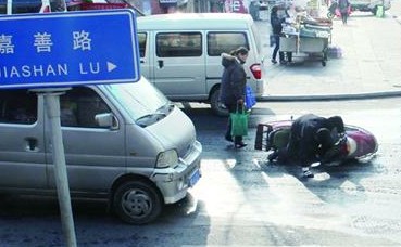 古力冒溢马路变成溜冰场 过往青岛人被摔惨