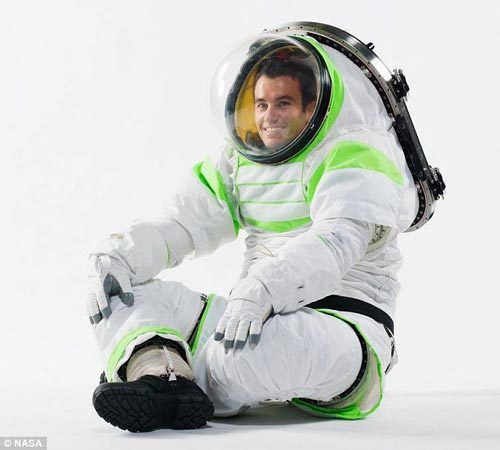 灵活性:美国航空航天局的工程师演示,改进后的宇航服比旧款穿着更为灵活。新设计使它能更快地穿上。