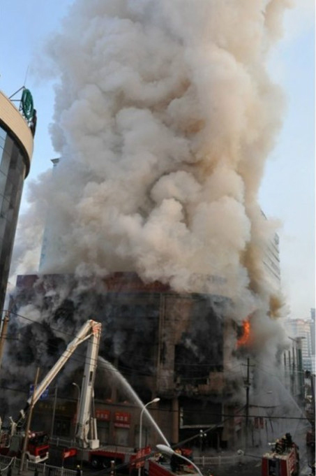 陕西延安商厦失火 7小时未被扑灭