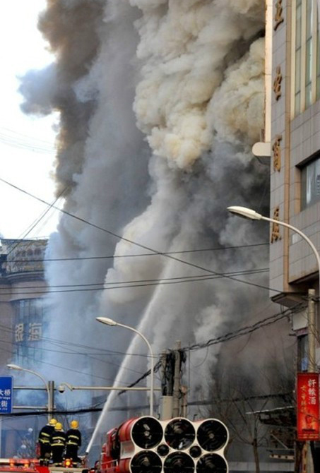 陕西延安商厦失火 7小时未被扑灭