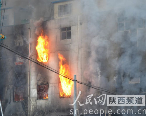 陕西延安商厦失火 7小时未被扑灭