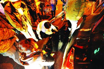 轿车刮倒男子继续加油门 轿车刮倒男子继续加油门