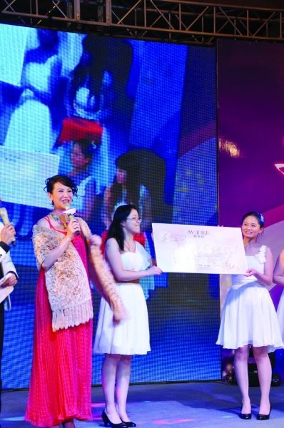 蔡少芬怀二胎 不停工到处飞穿10cm高跟鞋出席活动 蔡少芬怀二胎 不停工到处飞穿10cm高跟鞋出席活动