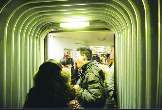 越野车抄近路穿越铁路与动车相撞 越野车抄近路穿越铁路与动车相撞