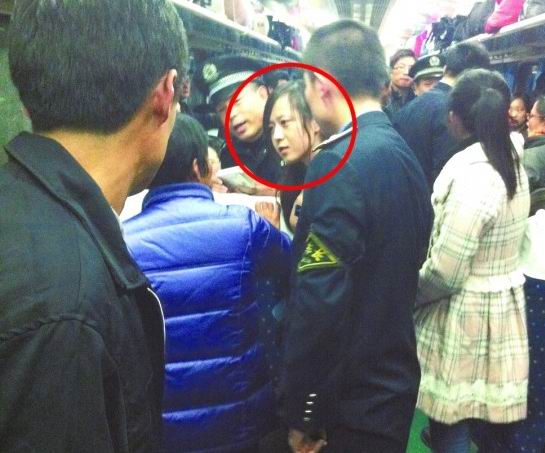 最美女孩列车上人工呼吸救老人 最美女孩列车上人工呼吸救老人