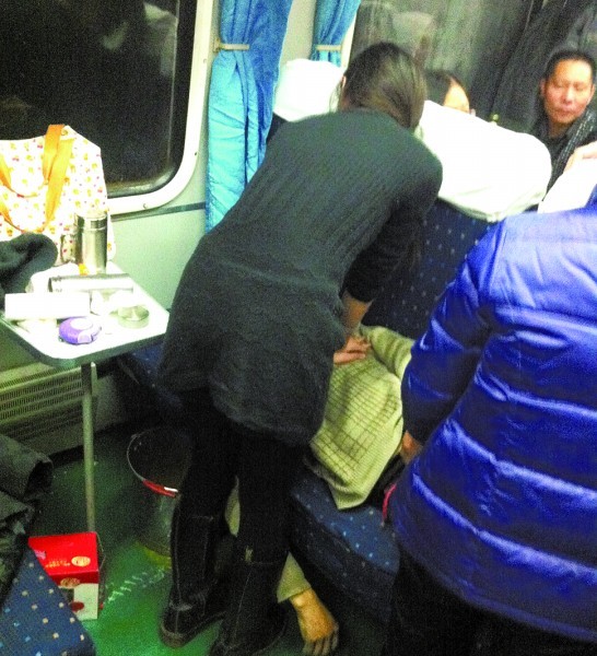 最美女孩列车上人工呼吸救老人 最美女孩列车上人工呼吸救老人