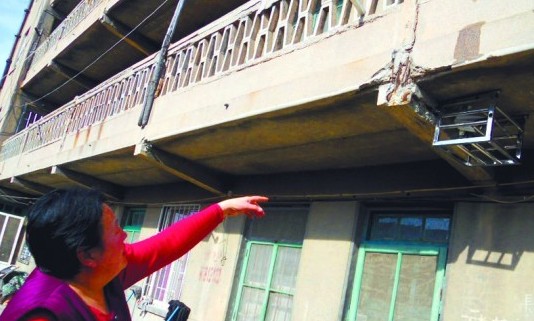 44岁老楼钢筋裸露一开门就掉水泥