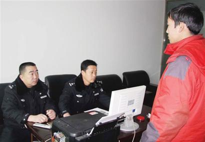 男子自制假驾照开车上路 大胆闯禁行被抓