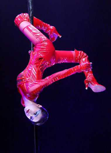 蔡依林演绎“自转钢管”新特技