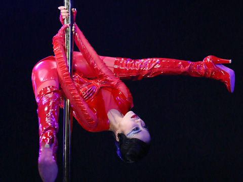 蔡依林演绎“自转钢管”新特技