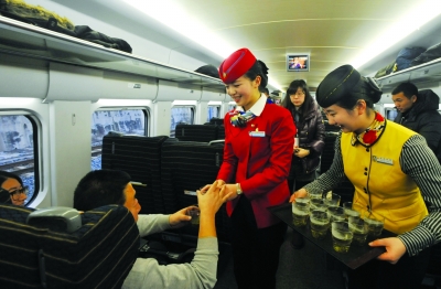 “贴地飞行”5小时 倒置饮料瓶不倒