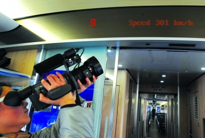 “贴地飞行”5小时 倒置饮料瓶不倒