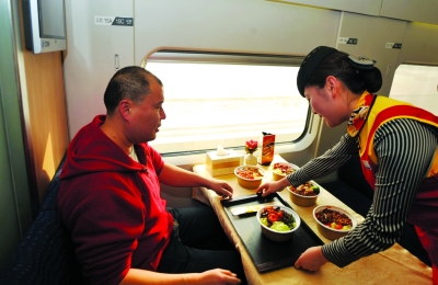 “贴地飞行”5小时 倒置饮料瓶不倒