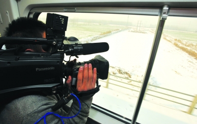 “贴地飞行”5小时 倒置饮料瓶不倒