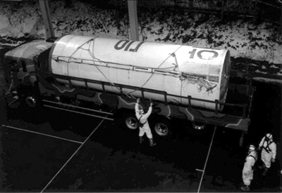 韩国23日发布的照片显示,专家研究朝鲜火箭残骸。