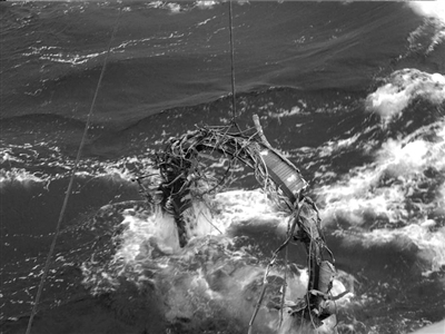 韩国打捞出朝鲜一级火箭燃料桶的下端。