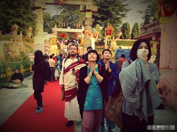 王菲赵薇印度朝圣 小四月李嫣同行