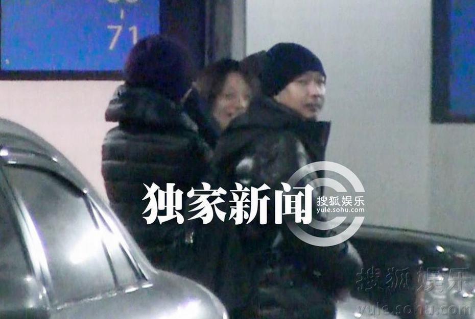 姚晨挺肚购物曹郁搀扶服务体贴