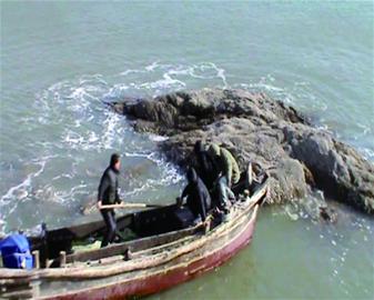 仨小伙心血来潮看末日被潮水困礁石 差点来末日 仨小伙心血来潮看末日被潮水困礁石 差点来末日