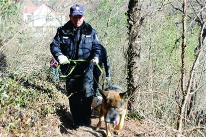 老高已经失踪79小时 救援人员昨进行了拉网式、地毯式搜救 但仍没有他的下落 老高已经失踪79小时 救援人员昨进行了拉网式、地毯式搜救 但仍没有他的下落