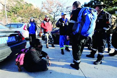 老高已经失踪79小时 救援人员昨进行了拉网式、地毯式搜救 但仍没有他的下落 老高已经失踪79小时 救援人员昨进行了拉网式、地毯式搜救 但仍没有他的下落