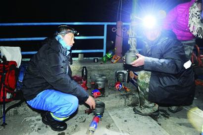 老高已经失踪79小时 救援人员昨进行了拉网式、地毯式搜救 但仍没有他的下落 老高已经失踪79小时 救援人员昨进行了拉网式、地毯式搜救 但仍没有他的下落