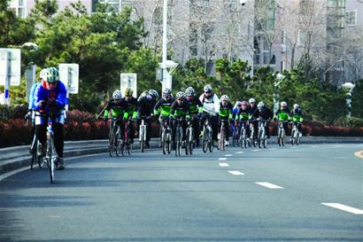 150名“绿色骑士”骑行24公里 150名“绿色骑士”骑行24公里